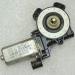 Dacia Duster priekšējais labās puses elektrisko logu motors 807206838R