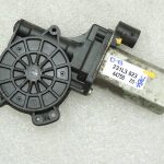 Dacia Duster priekšējais kreisais elektrisko logu motors 807210685R