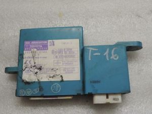 Блок управления Toyota Rav4 III 89300-42010 Блок управления агрегатами