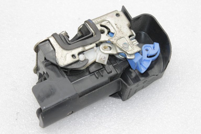 Oriģinālā Dacia Duster I Dokker Aizmugures kreiso durvju slēdzene 825036721R