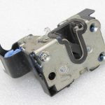 Oriģinālā Dacia Duster I Dokker Aizmugures kreiso durvju slēdzene 825036721R