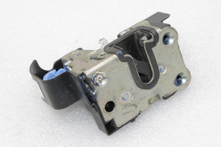 Oriģinālā Dacia Duster I Dokker Aizmugures kreiso durvju slēdzene 825036721R