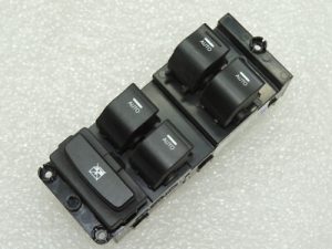 Hyundai i40 logu slēdzis durvju slēdzis priekšējais kreisais 935713Z000
