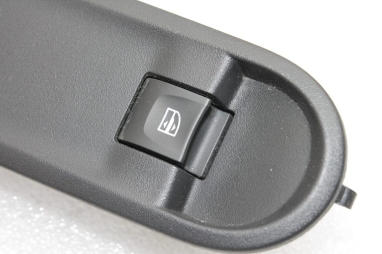 Oriģinālais Dacia Duster I (HS) Priekšējais labās puses elektrisko logu slēdzis 809601386R