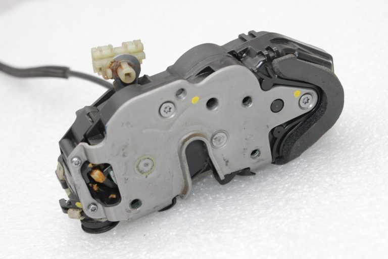 Oriģinālā Opel Insignia A aizmugurējo kreiso durvju slēdzene 13503807, 13578024, 133692