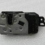 Opel Zafira B Oriģinālā durvju slēdzene priekšējā labajā pusē 13220370