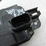 Opel Zafira B Oriģinālā durvju slēdzene priekšējā labajā pusē 13220370