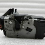 Opel Zafira B oriģinālā durvju slēdzene aizmugurējā labajā pusē 13220372