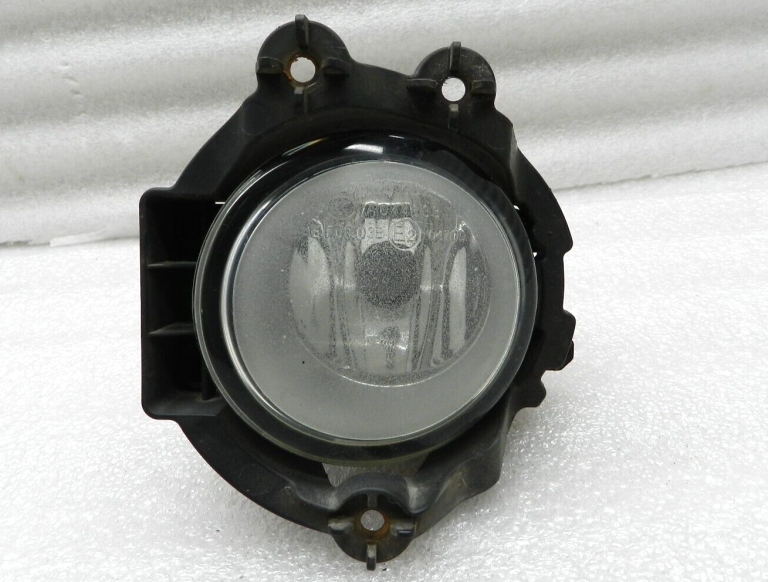 Toyota Avensis T27 oriģināls miglas lukturis Lunks 81220-0D042