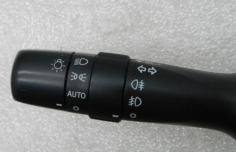 Toyota Avensis T27 oriģinālais indikatoru slēdzis stūres kolonnas slēdzis 8414005190