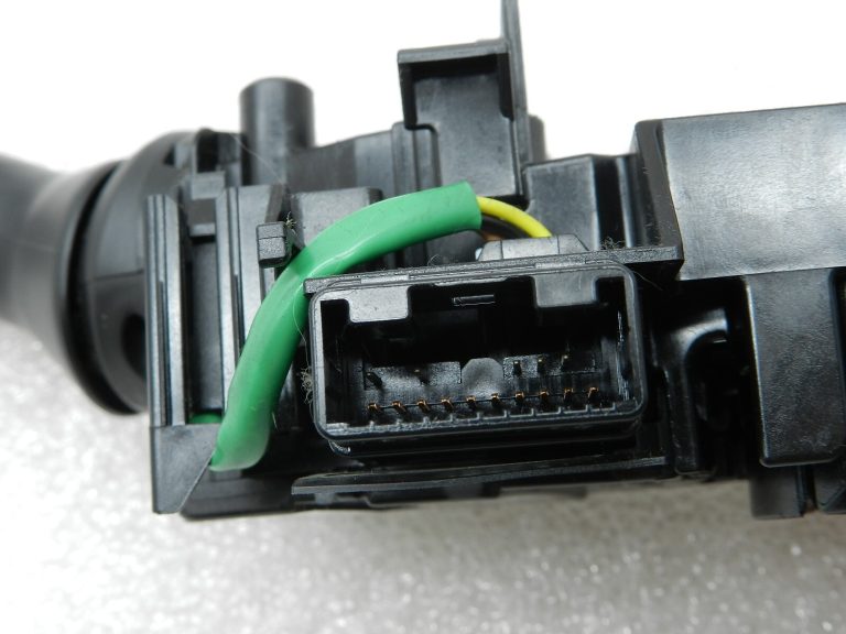 Toyota Avensis T27 oriģinālais indikatoru slēdzis stūres kolonnas slēdzis 8414005190