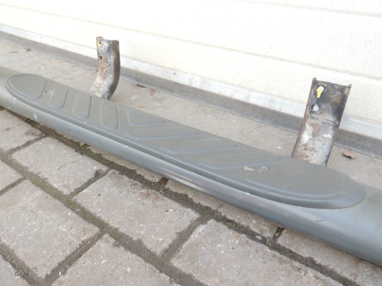 Nissan Navara II D40 DOUBLE CAB sānu apmales kreisā + labā 96100EB10A