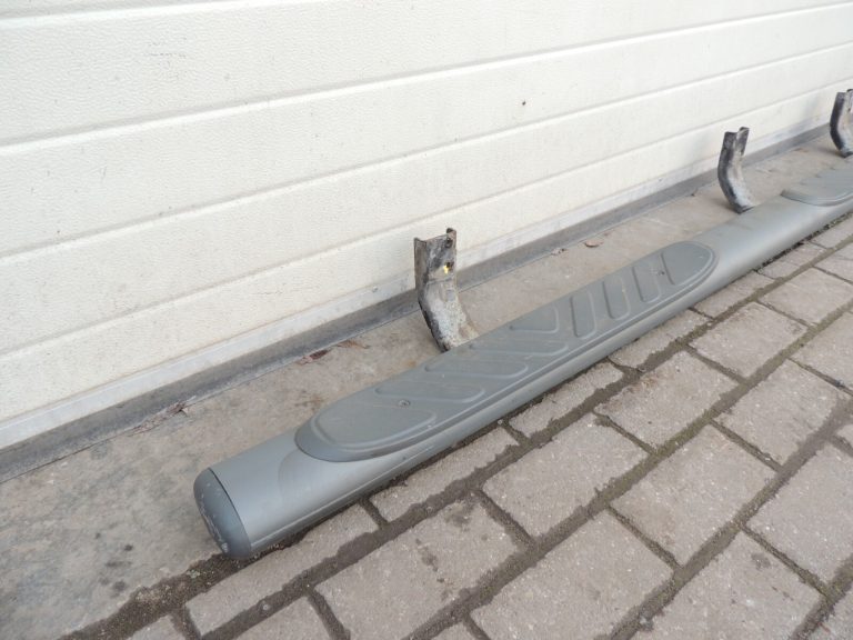 Nissan Navara II D40 DOUBLE CAB sānu apmales kreisā + labā 96100EB10A
