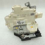 VW Tiguan 5N Passat B6 B7 B7 Aizmugures labās puses durvju slēdzene 3C4839016A