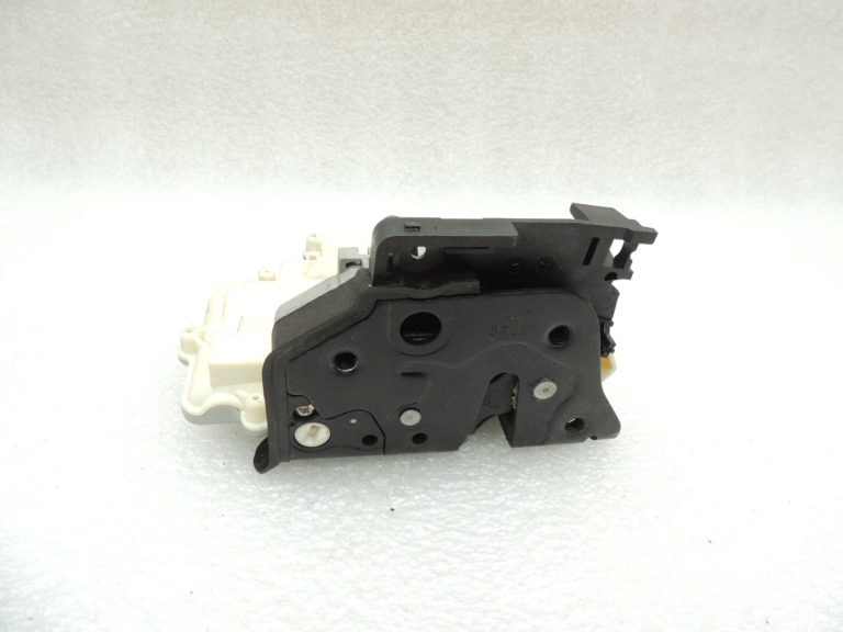 VW Tiguan 5N Passat B6 B7 B7 Aizmugures labās puses durvju slēdzene 3C4839016A