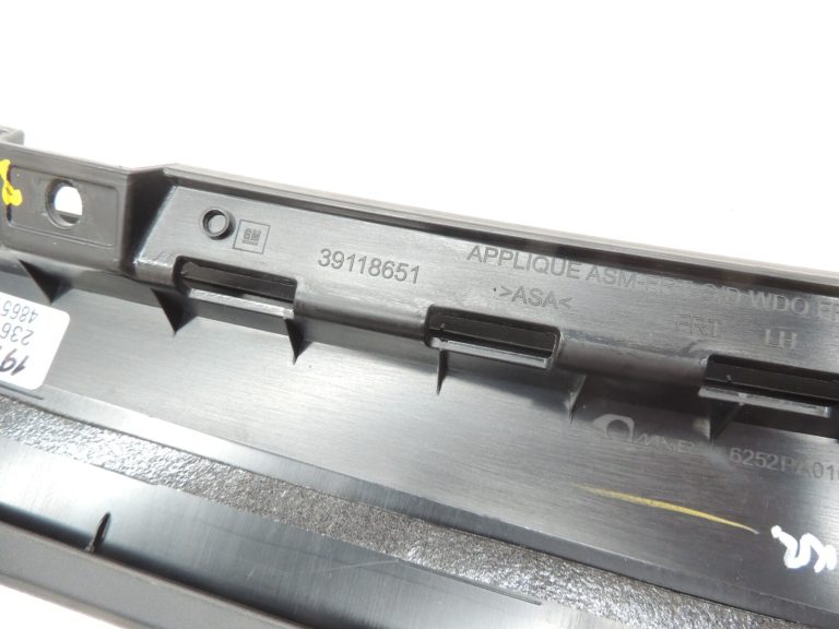 Opel Insignia B Priekšējo kreiso durvju līstes ārējais vāks 39118651