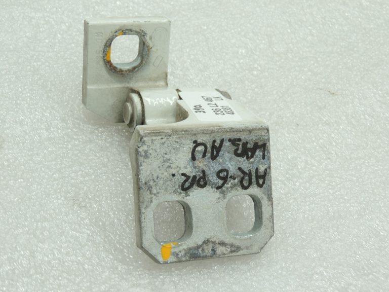 Alfa Romeo Giulietta 940 296 BIANCO GHIACCIO Labās puses augšējā durvju eņģe 50525345