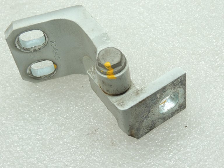 Alfa Romeo Giulietta 940 296 BIANCO GHIACCIO Labās puses augšējā durvju eņģe 50525345