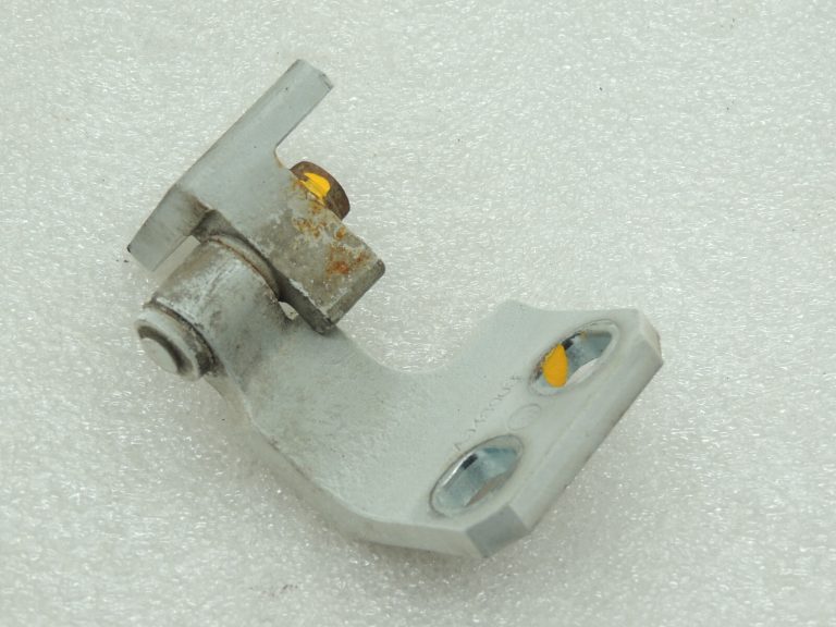 Alfa Romeo Giulietta 940 296 BIANCO GHIACCIO Labās puses apakšējo durvju eņģes 50525346