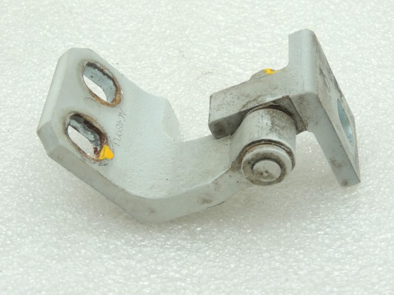 Alfa Romeo Giulietta 940 296 BIANCO GHIACCIO Kreisais apakšējais durvju šarnīrs 50525348