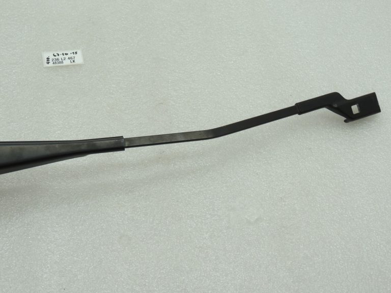 Alfa Romeo Giulietta 940 Priekšējā kreisā stikla tīrītāja roka 50509402 Stikla tīrītāja roka kreisā pusē