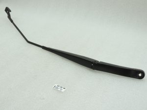 Alfa Romeo Giulietta 940 Priekšējā labā stikla tīrītāja roka 50509404 Stikla tīrītāja roka labajā pusē