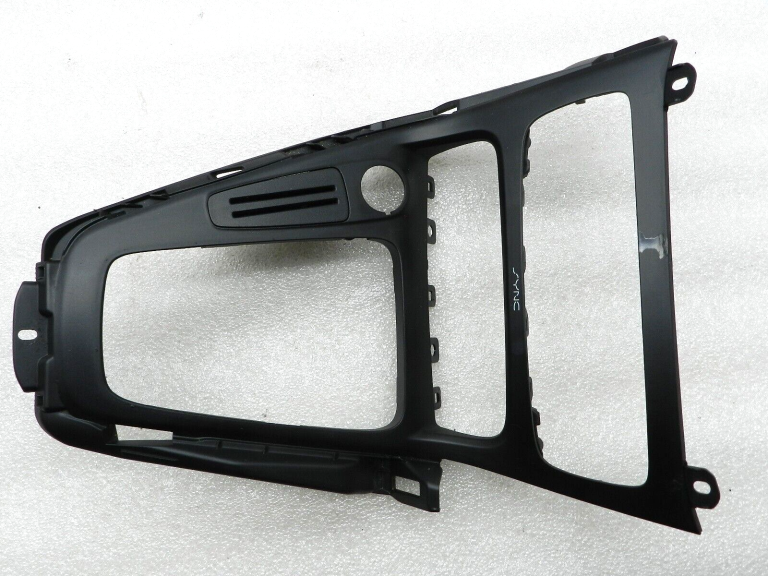 Ford Focus III oriģināls centrālās konsoles rāmja apdares panelis