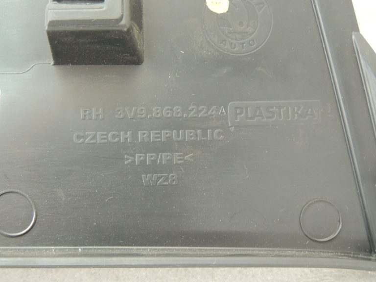 Skoda Superb III 3V kombi D-pilona apakšējā labā vāka melns 3V9868224A