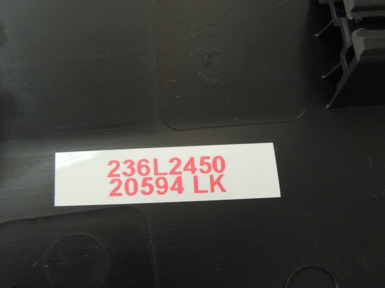 Skoda Superb III 3V kombi D-pilona apakšējā labā vāka melns 3V9868224A