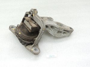 Renault Trafic III 1.6DCi Vivaro B Dzinēja stiprinājums pa labi 113752598R 93868345