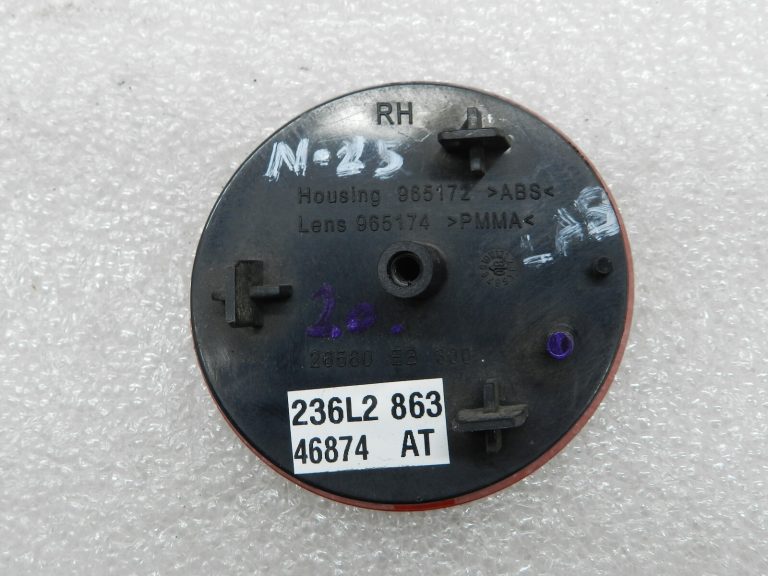 Nissan Qashqai oriģināls aizmugurējais bamperis, sarkans atstarotājs 26560EB300
