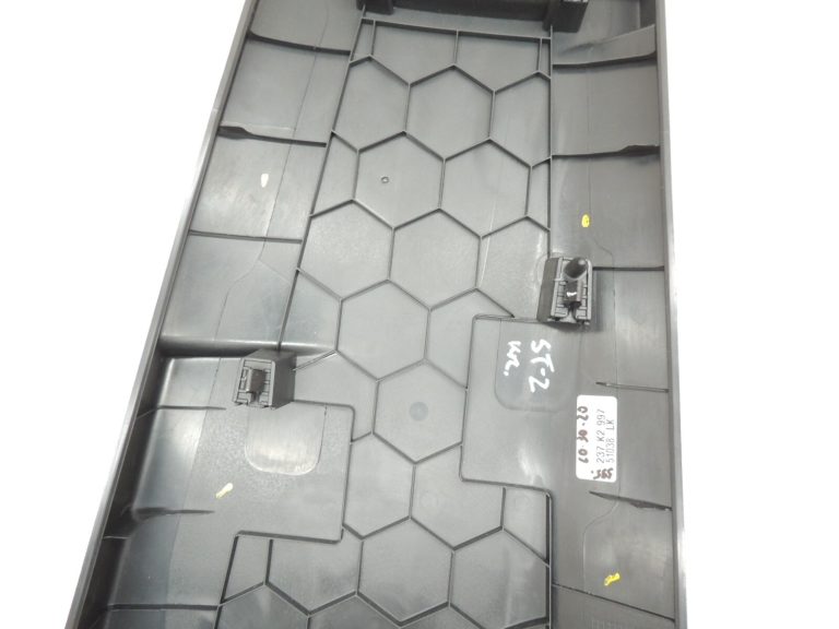 Seat Cupra Leon KL8 B-svārstieņa apdares vāks kreisais melns 5FA8672394PK