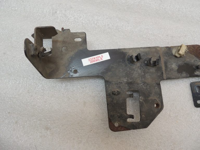 Renault Trafic III apakšējā apsildes kronšteins 747650481R 93459003