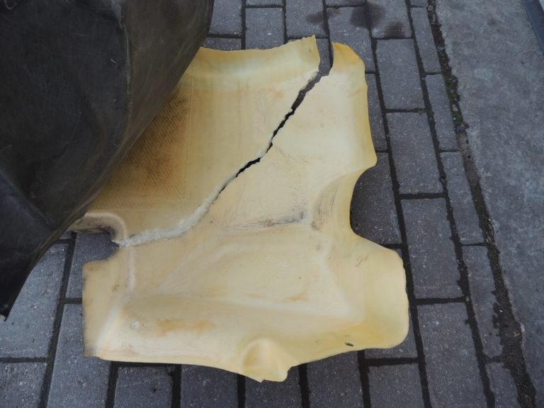 Renault Trafic III X82 LHD Priekšējie grīdas paklājiņi Gumijas paklājs 749029775R DEFEKTĪVS