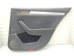 Škoda Superb III 3V kombi Aizmugures labās puses durvju panelis 3V9867024D