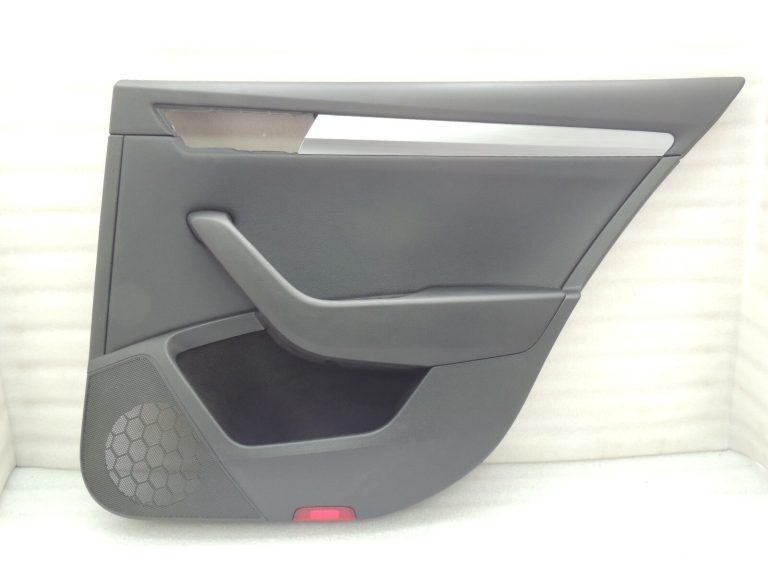 Škoda Superb III 3V kombi Aizmugures labās puses durvju panelis 3V9867024D