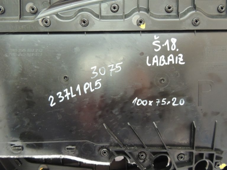 Škoda Superb III 3V kombi Aizmugures labās puses durvju panelis 3V9867024D
