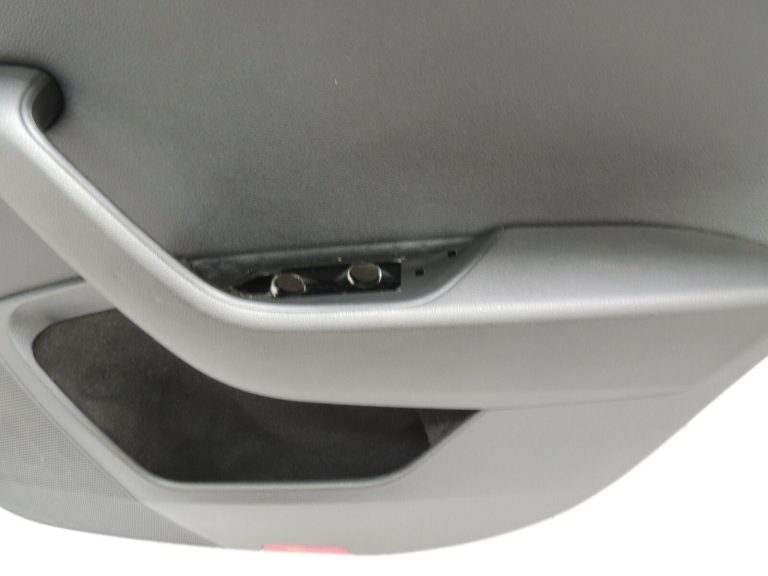 Škoda Superb III 3V kombi Aizmugures labās puses durvju panelis 3V9867024D