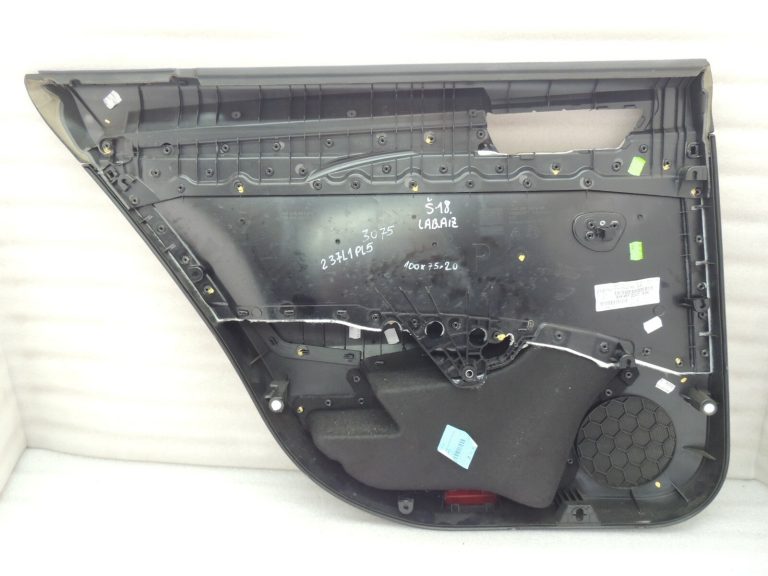 Škoda Superb III 3V kombi Aizmugures labās puses durvju panelis 3V9867024D