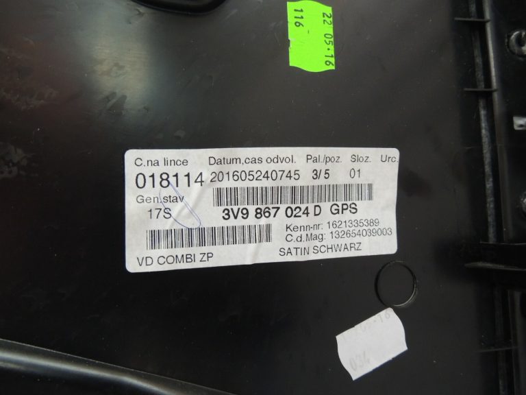 Škoda Superb III 3V kombi Aizmugures labās puses durvju panelis 3V9867024D