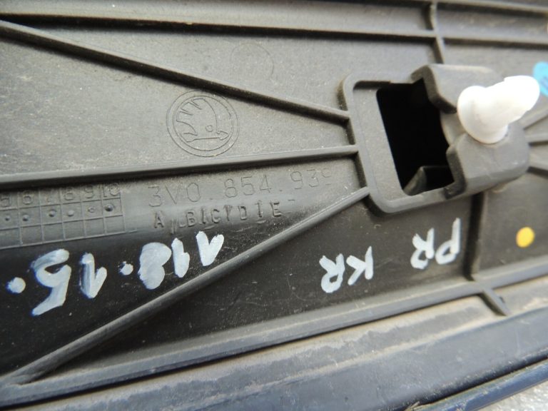 Škoda Superb III 3V Kombi Priekšējo durvju līstes kreisās puses 3V0854939E