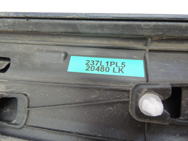Škoda Superb III 3V Kombi Priekšējo durvju līstes kreisās puses 3V0854939E