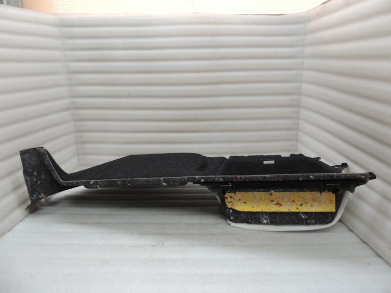 Skoda Superb III 3V universāls bagāžnieka pārsegs labais 3V9867428K