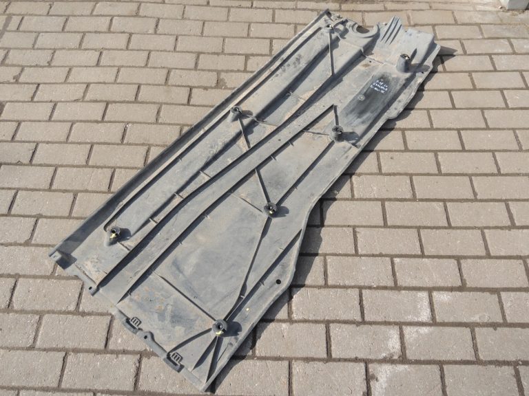 Škoda Superb III Kombi Kreisais apakšējā vāka apšuvums 3Q0825201G
