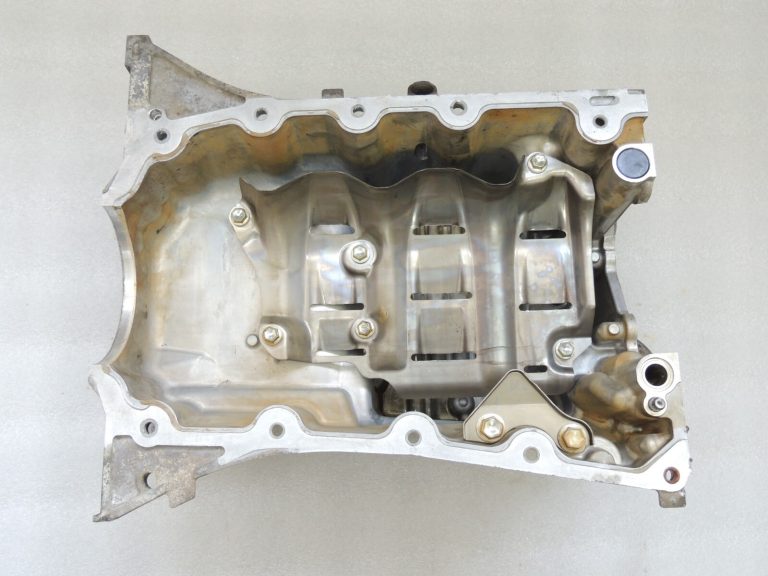 Toyota Yaris P13 1.5 16V 2NRFKE 82kw eļļas panna 121010Y100 12101-0Y100 eļļas panna