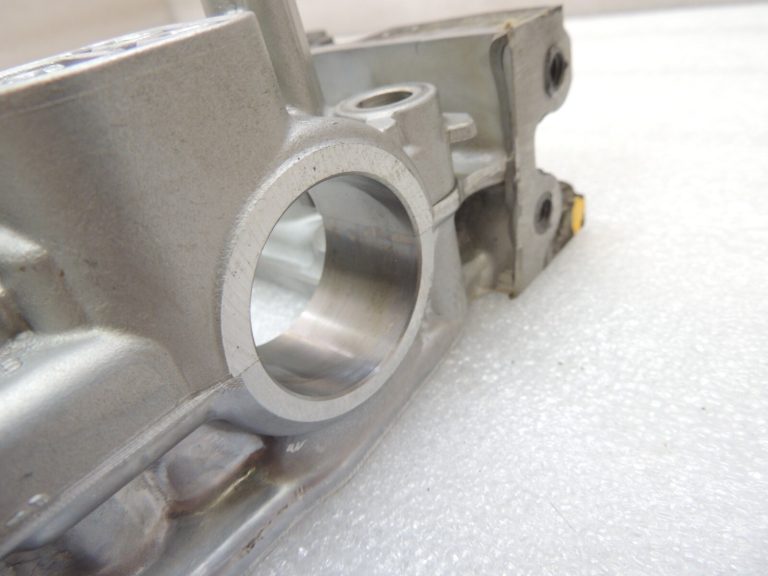 Toyota Yaris P13 1.5 16V 2NRFKE 82kw Sadales vārpstas korpuss 1110347903