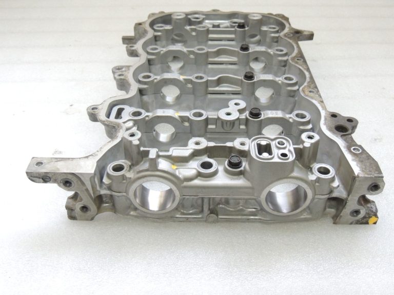 Toyota Yaris P13 1.5 16V 2NRFKE 82kw Sadales vārpstas korpuss 1110347903