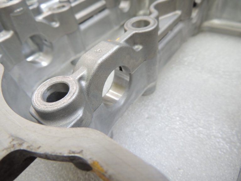 Toyota Yaris P13 1.5 16V 2NRFKE 82kw Sadales vārpstas korpuss 1110347903