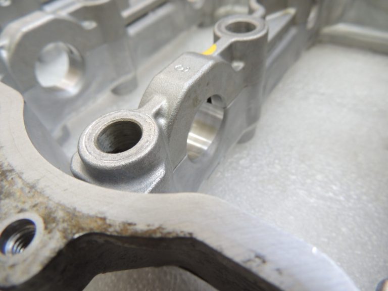 Toyota Yaris P13 1.5 16V 2NRFKE 82kw Sadales vārpstas korpuss 1110347903