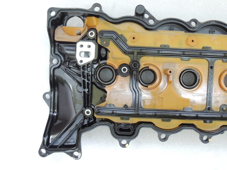 Toyota Yaris P13 1.5 16V 2NRFKE 82kw Vārstu vāks 11201-47170 Vārstu vāks